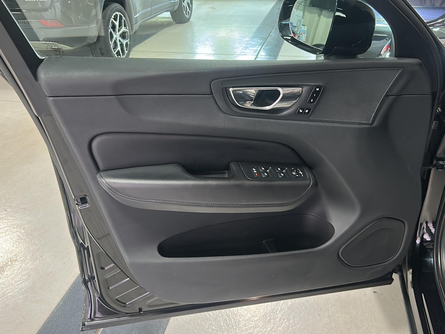 2023 Volvo XC60 Plus Dark Theme