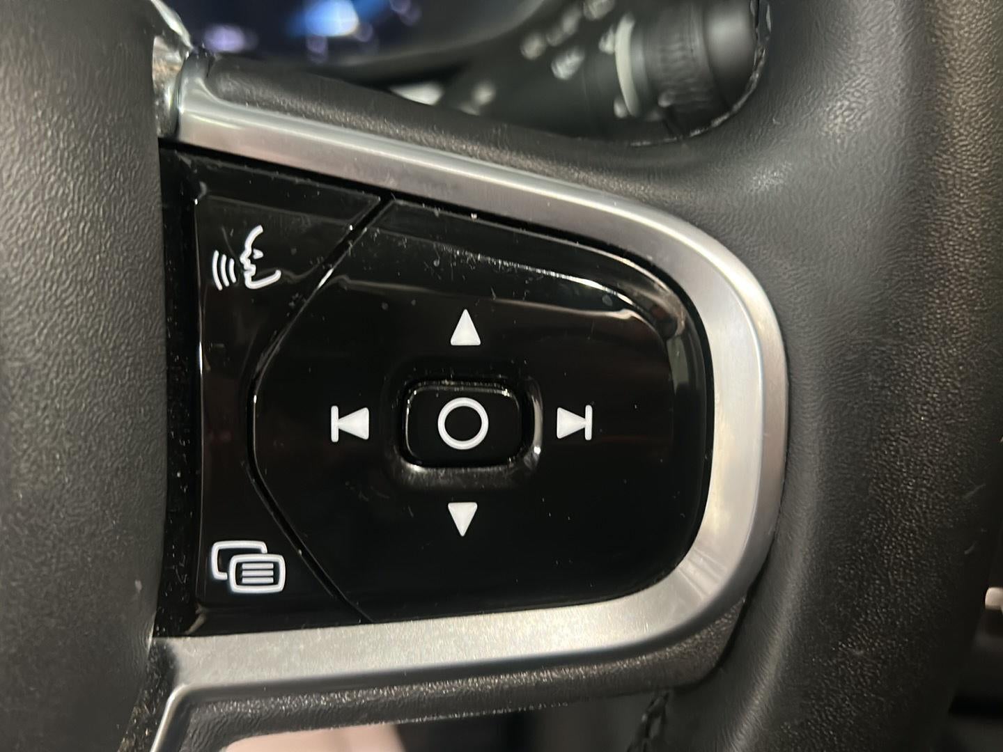 2023 Volvo XC60 Plus Dark Theme