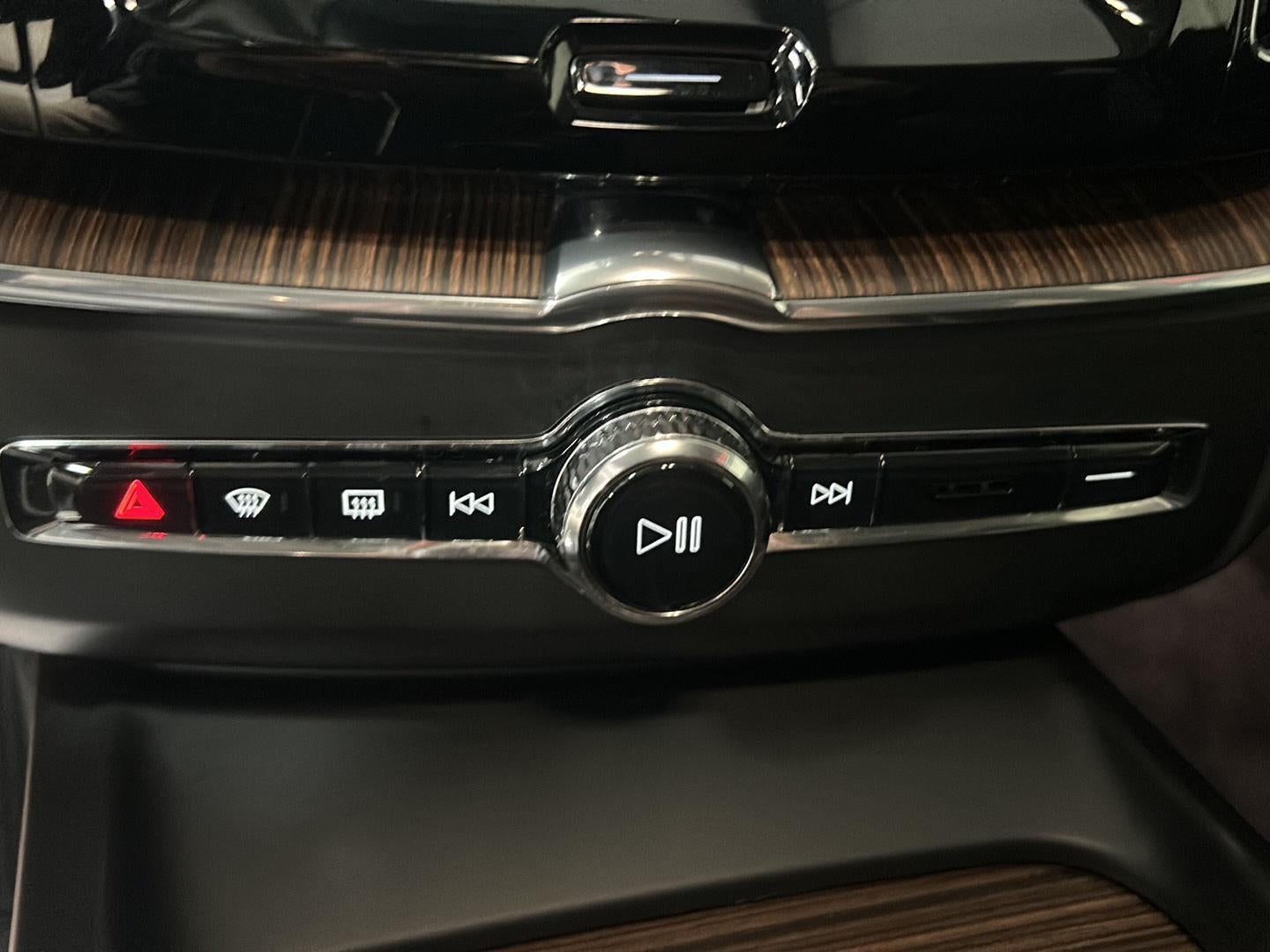 2023 Volvo XC60 Plus Dark Theme