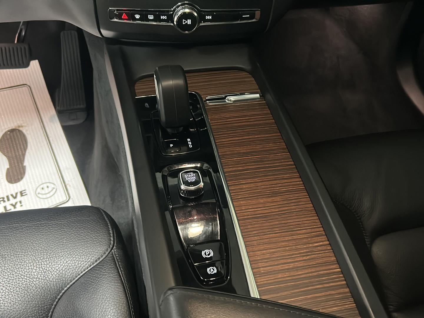 2023 Volvo XC60 Plus Dark Theme