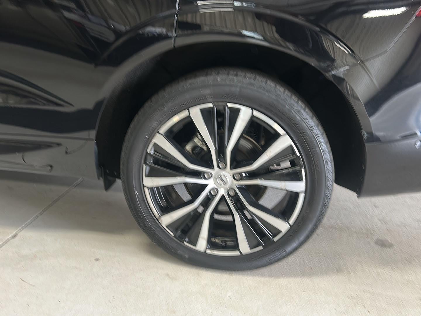 2023 Volvo XC60 Plus Dark Theme