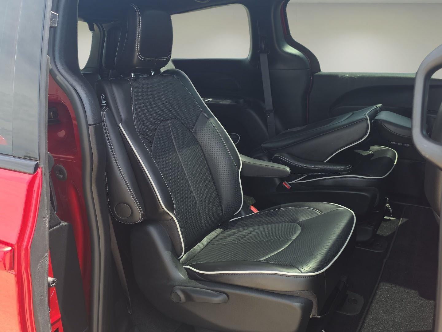 2025 Chrysler Pacifica Hybrid Premium S Appearance Pkg